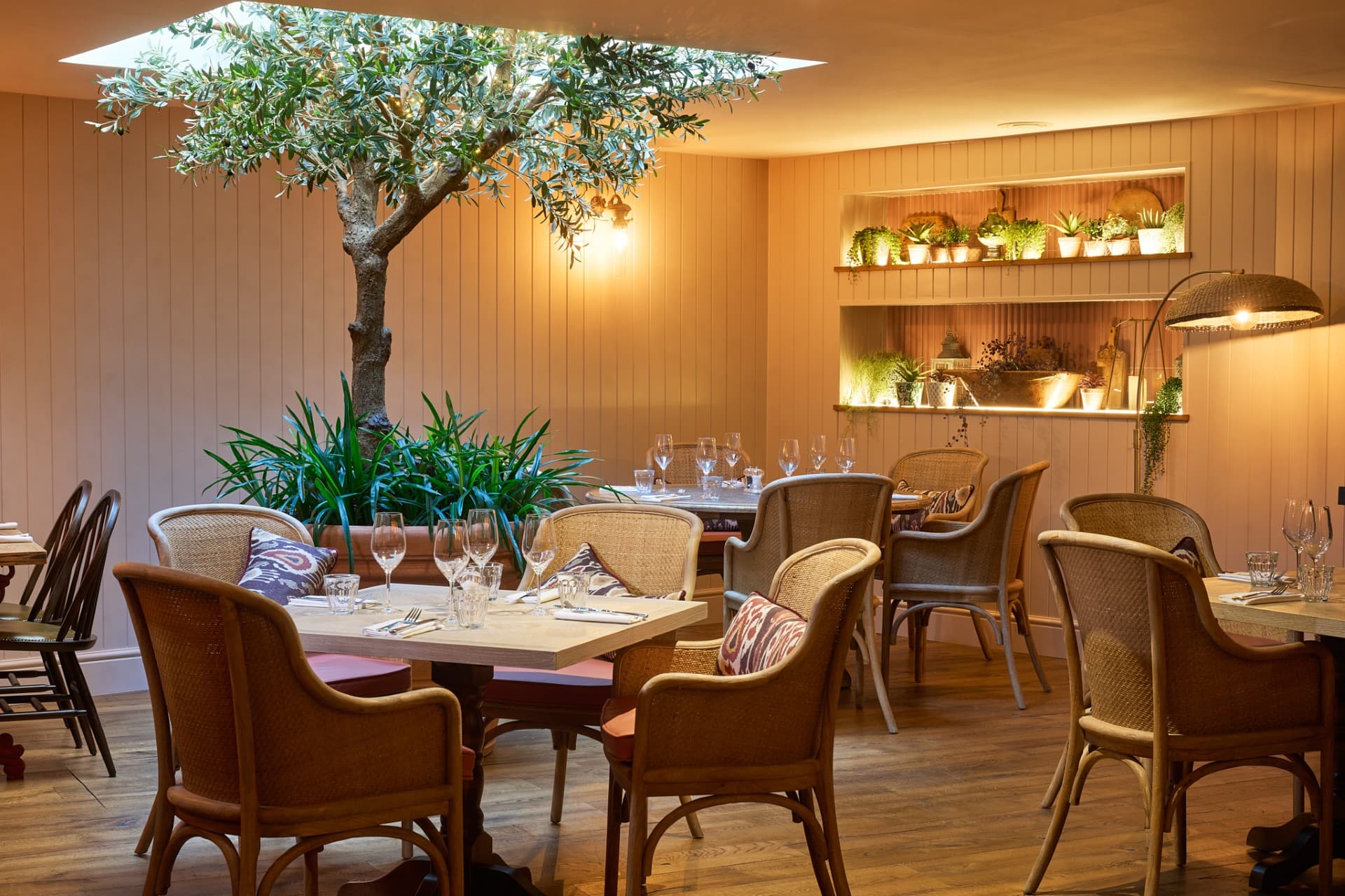 the-white-horse-dorking-the-garden-room