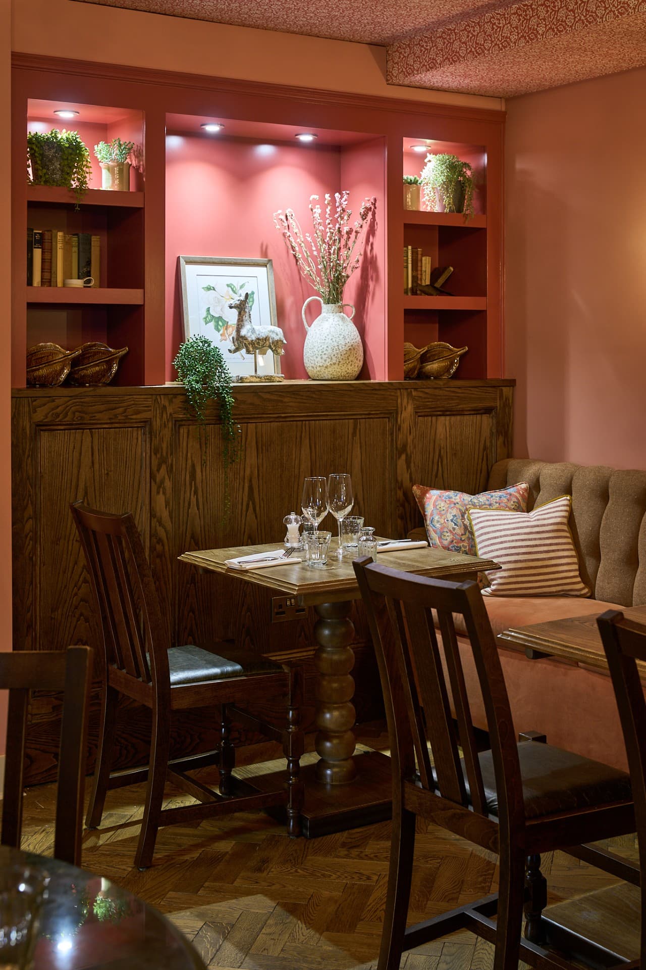 the-white-horse-dorking-the-pink-room